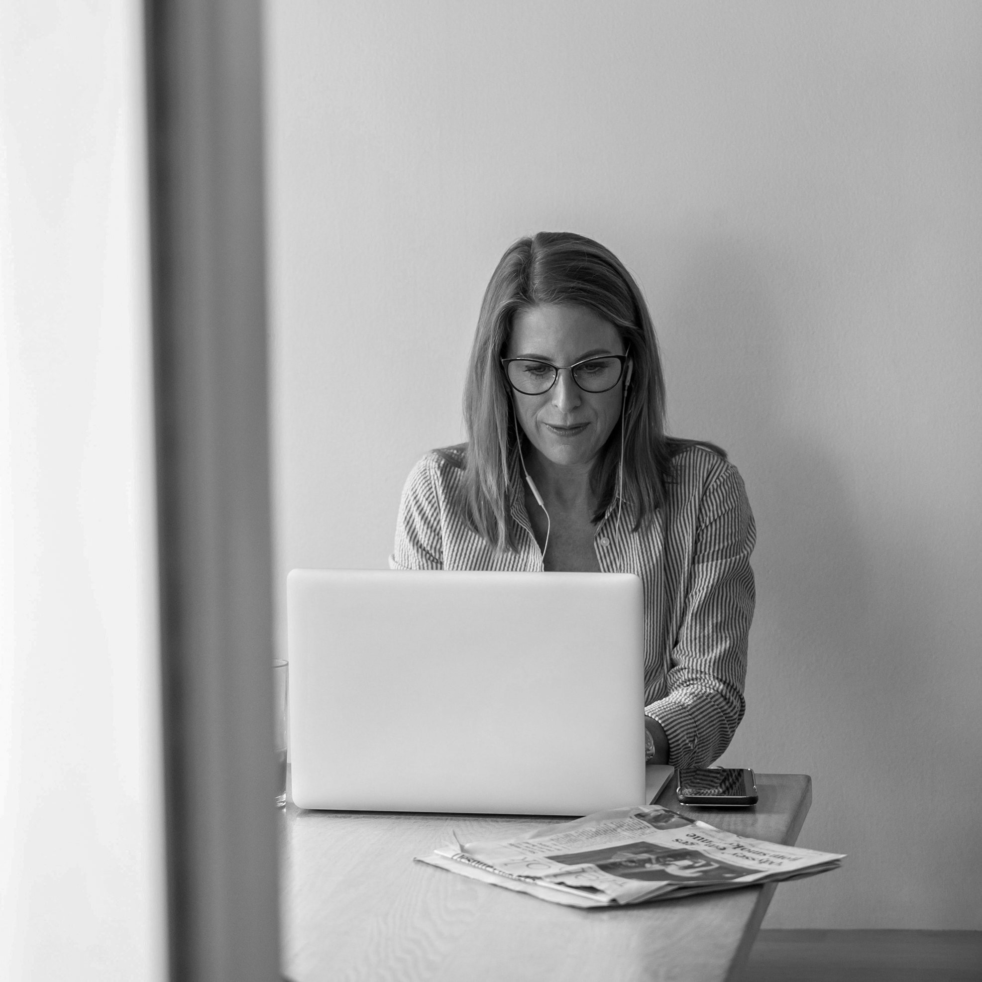 Mujer trabajando con el ordenador